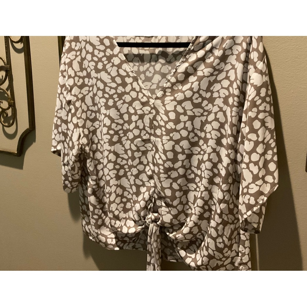 EUC Small Tan & White Tie Front Top